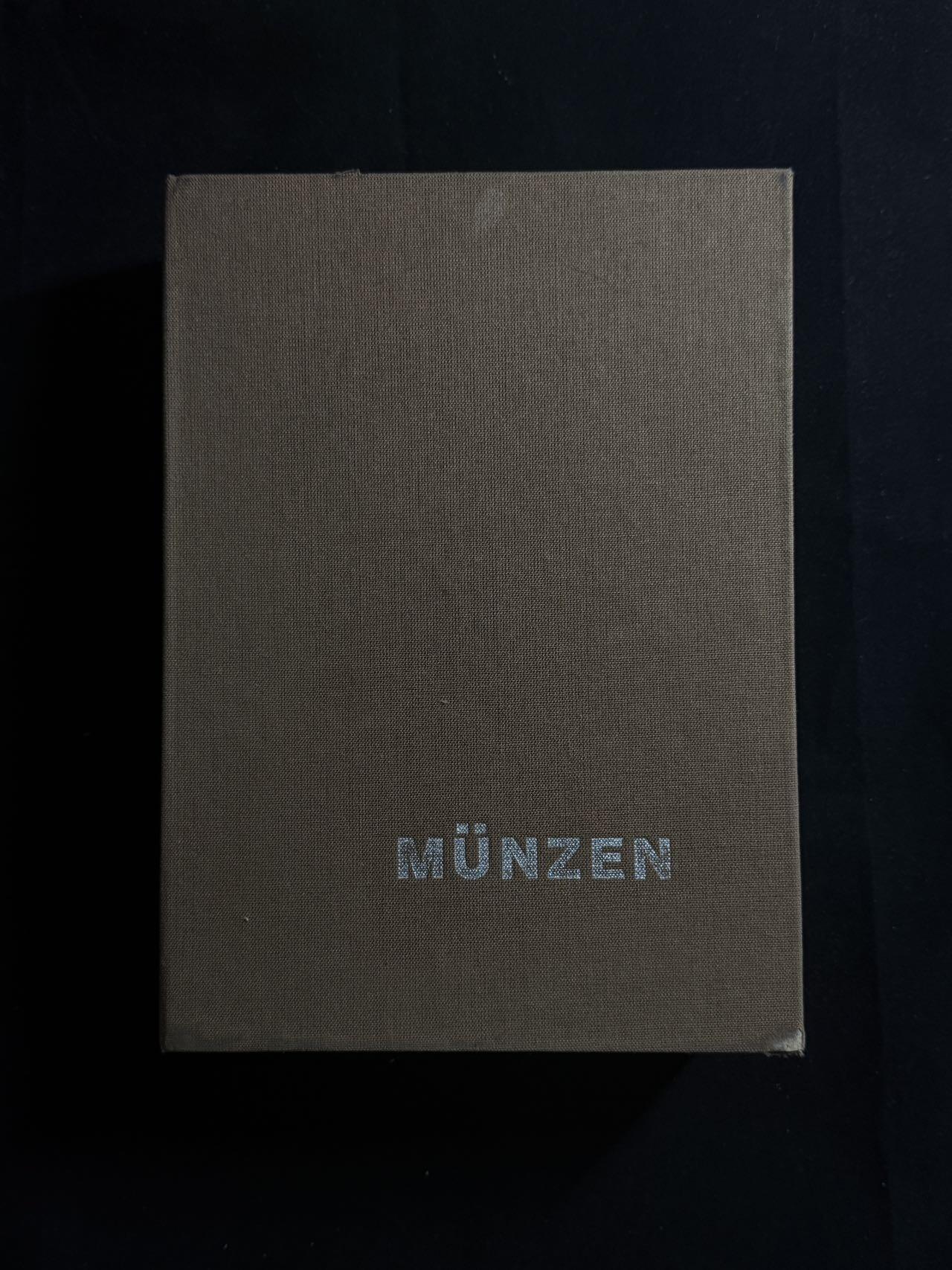 双节同庆！铭记历史！以史为鉴！戎马世界章牌大赏第106期 东德人民军圆满服役25周年纪念（俗称大宝剑）亚克力盒子一侧有磕碰破损，相对少见的慕尼黑制造