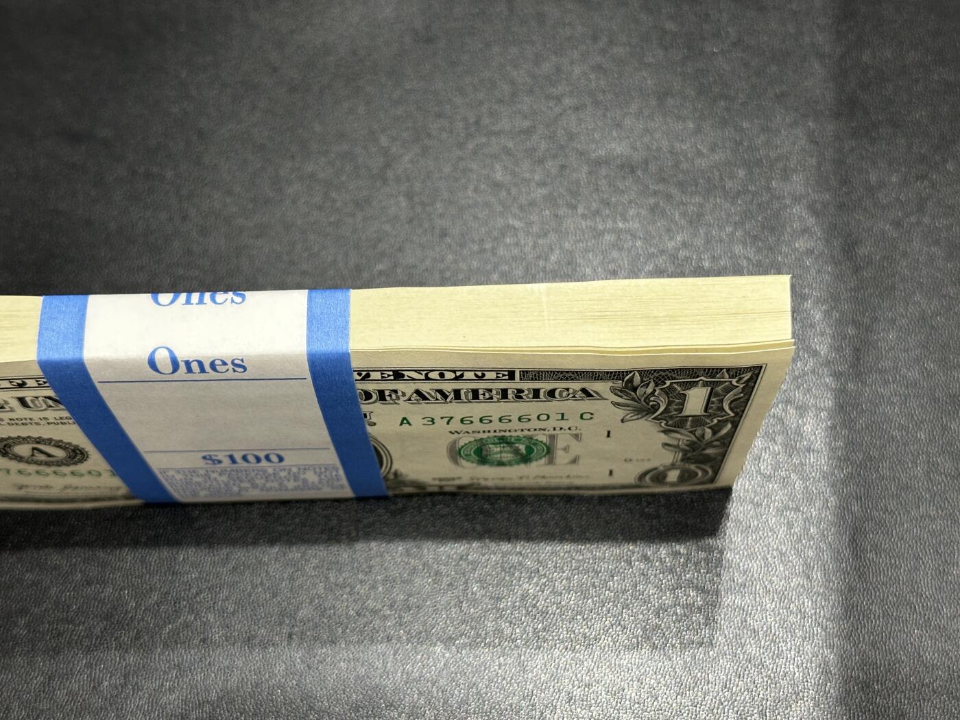 《外钞收藏家》第五百七十三期（精品场）（本平台长期征集拍品、欢迎藏友们联系合作） 2017年美国1美元 标准100连号 全新 含6个6 靓号
