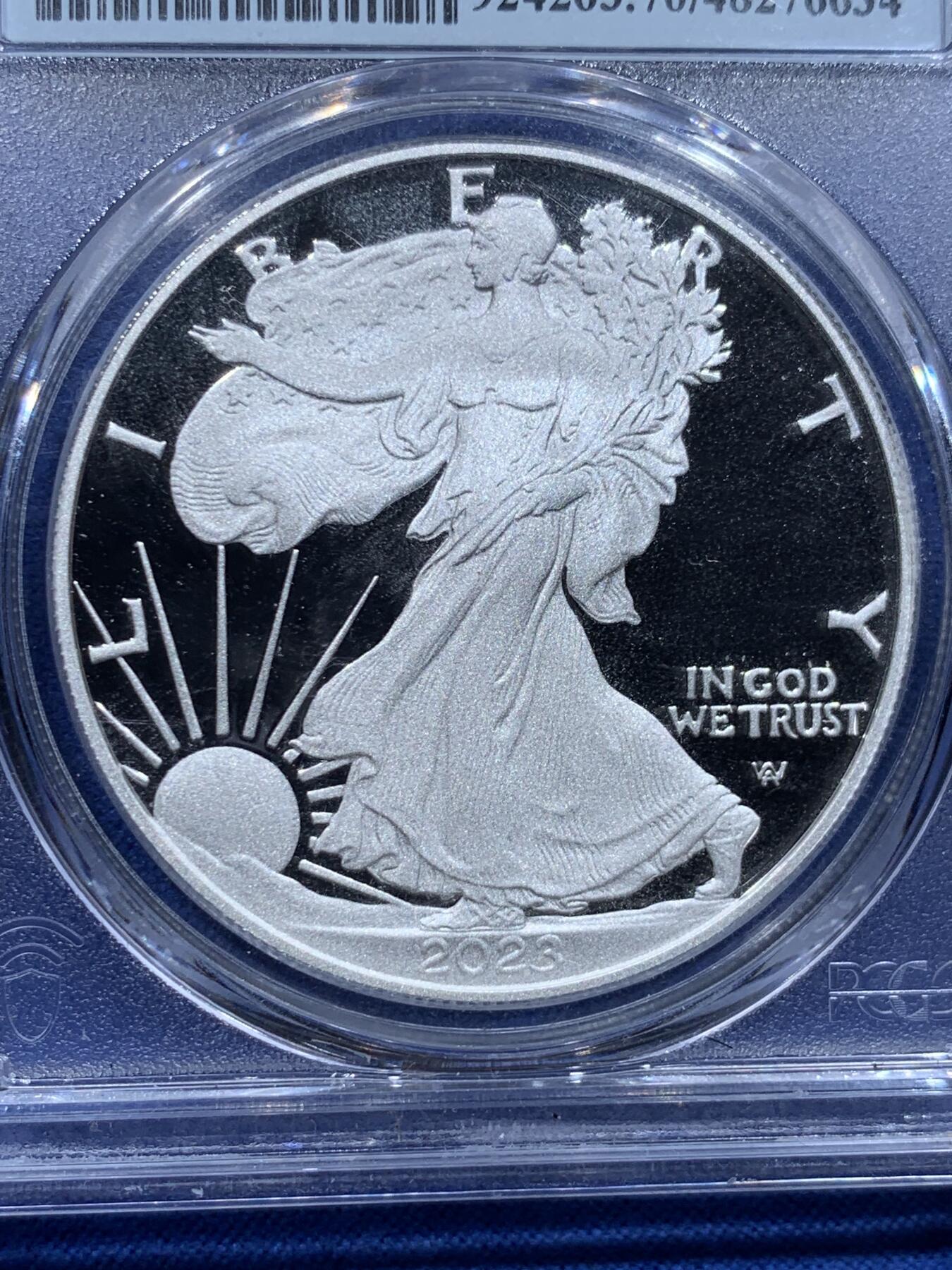 《竞宝斋》第425场 周日，周一  2场连拍 （全场包邮） PCGS PR70DCAM 美国2023年鹰洋自由行走女神扬翅鹰1美元精制银币，首发标签，PROOF精制币，币面清爽干净又漂亮，冠军分。