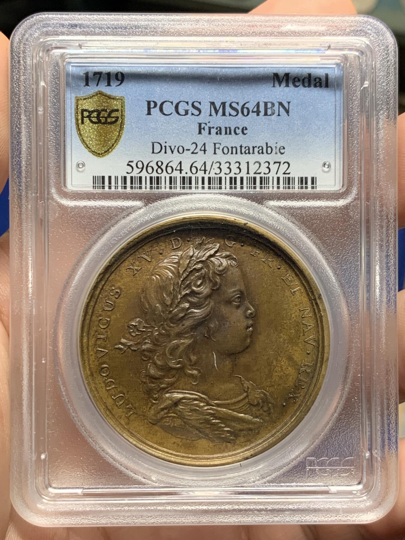 《竞宝斋》第425场 周日，周一  2场连拍 （全场包邮） PCGS MS64BN 唯一冠军分 1719年 法国 路易十五攻占富恩特拉比亚大铜章，难得原铸，无Date标。精美高浮雕，女神及国王头像细节刻画极精细，早期铜章的巅峰水准。加厚P盒，冠军品质。