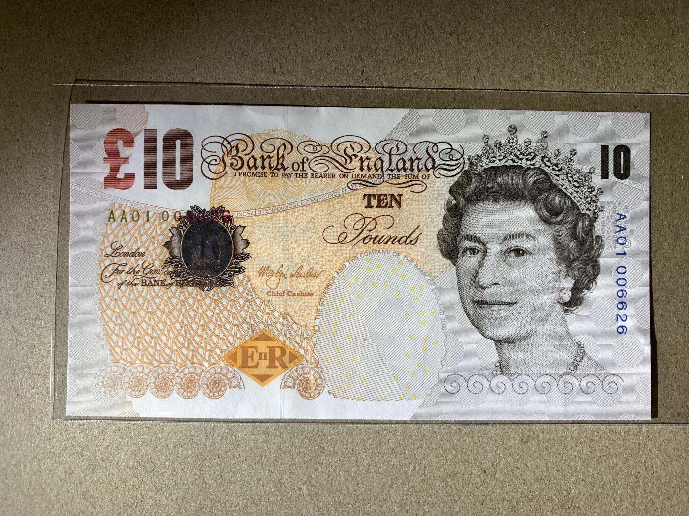 【礼羽收藏】🌏世界钱币拍卖第122期 【AA01 006626】全新UNC 2000年英国E序列再版10镑纸币 女王钞 AA01首发冠 无3457尾6626 千位号 朦胧号