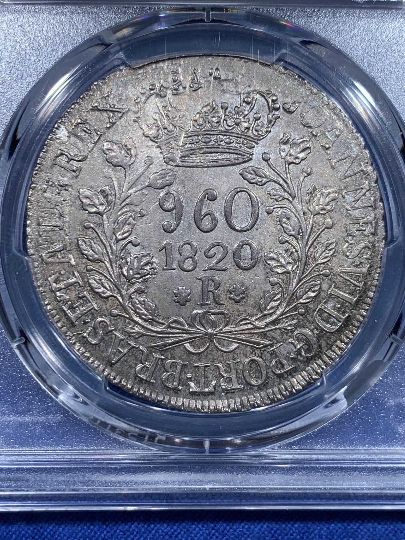 《竞宝斋》第425场 周日，周一  2场连拍 （全场包邮） PCGS AUD 巴西 1820年 960瑞斯 大银币 热门品种 双面烟灰色包浆 可砸盒博分的品质