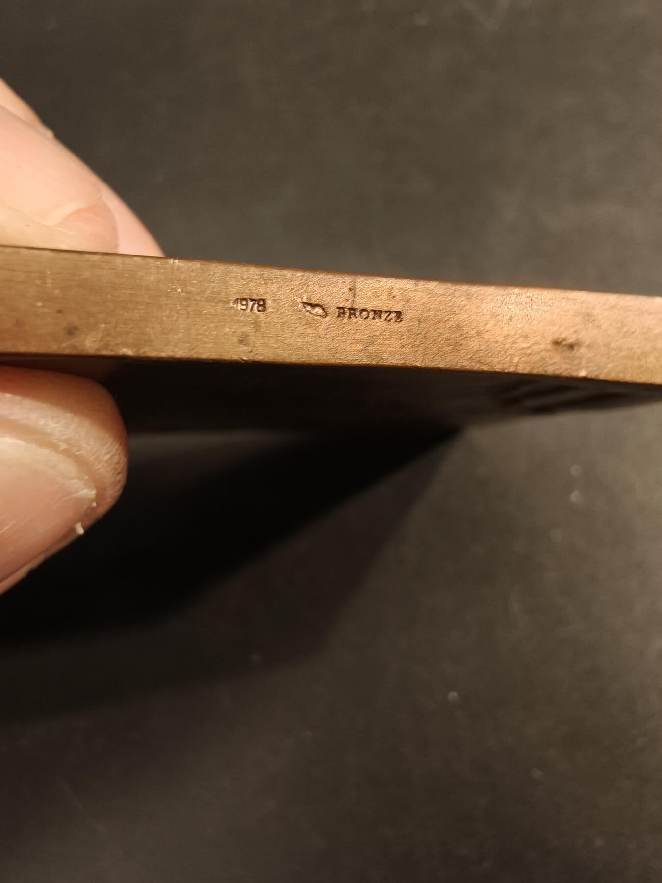 老王徽章第154期 法国塞纳市众议员赠方形大铜章     尺寸60×40mm.   重量115.5g 
