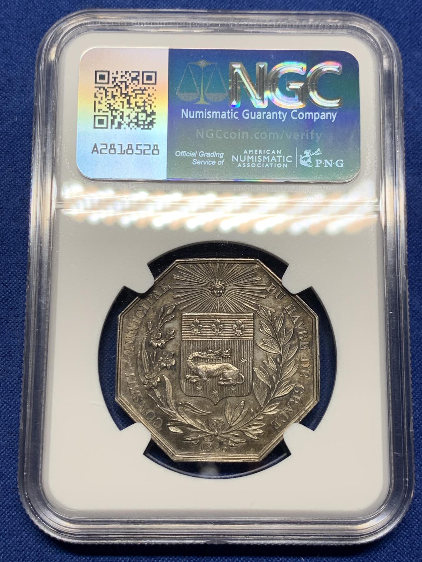《竞宝斋》第425场 周日，周一  2场连拍 （全场包邮） NGC MS63 高分 法国勒阿弗尔市政厅八角银质代币，早期无边铭，少见版本。正面为勒阿弗尔市徽被鸢尾和橄榄花环包围，顶部太阳神头像散发出的万丈光芒，背面少见的为查理十世桂冠头像以及设计师签名。