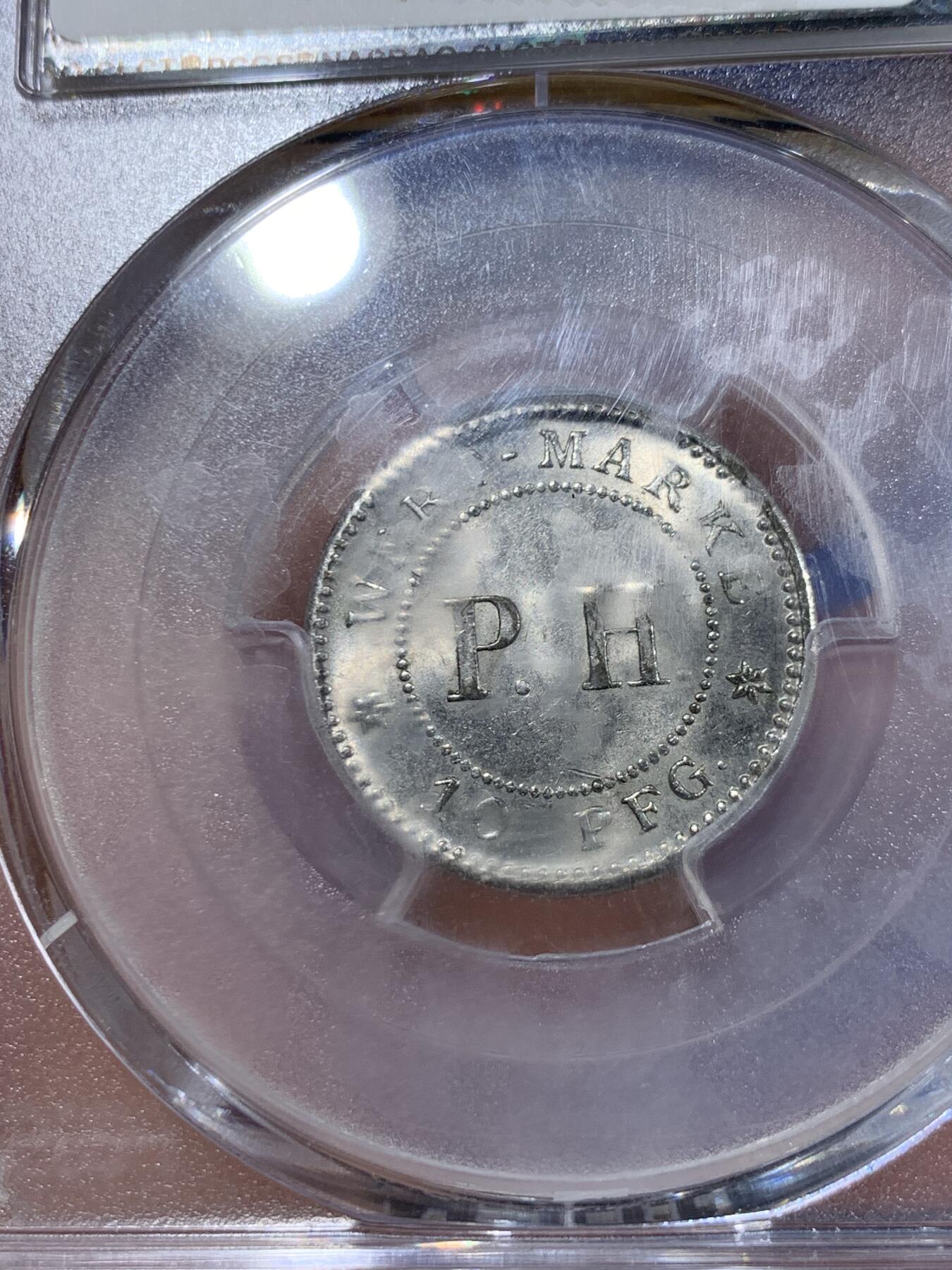《竞宝斋》第425场 周日，周一  2场连拍 （全场包邮） PCGS MS63 德占青岛1914年10芬尼代用币，冠军分，稀少品种，底板丝滑，状态极佳，一步到位品相，被pcgs官网作为该品种的广告币之一。细节见图，盒子背面支撑有磕。