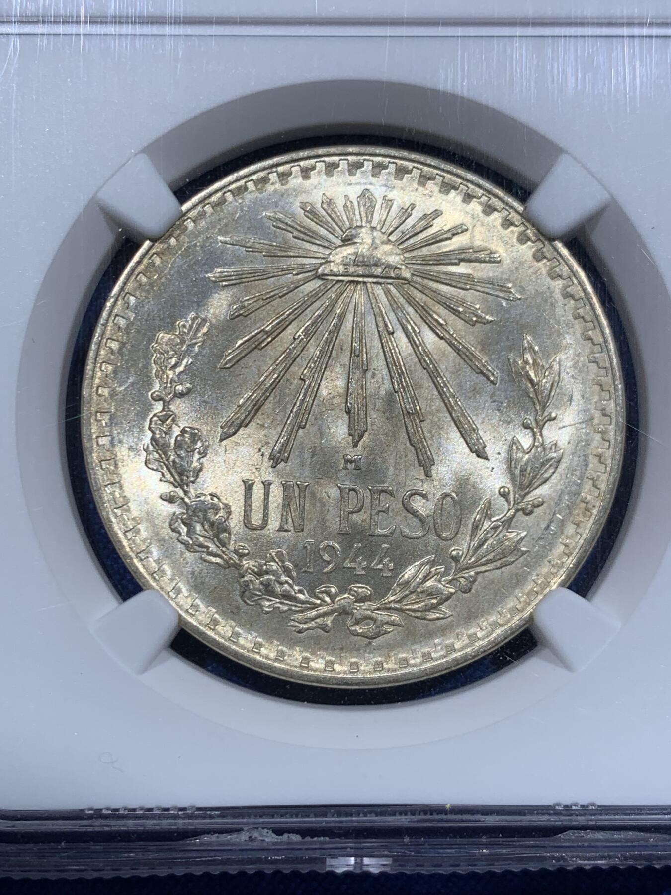 《竞宝斋》第425场 周日，周一  2场连拍 （全场包邮） 两枚一组 NGC MS64 墨西哥鹰洋1比索银币 1944年+1945年，相邻年份远光原卷鹰洋一对。近期银价大涨！拿来投资也相当不错