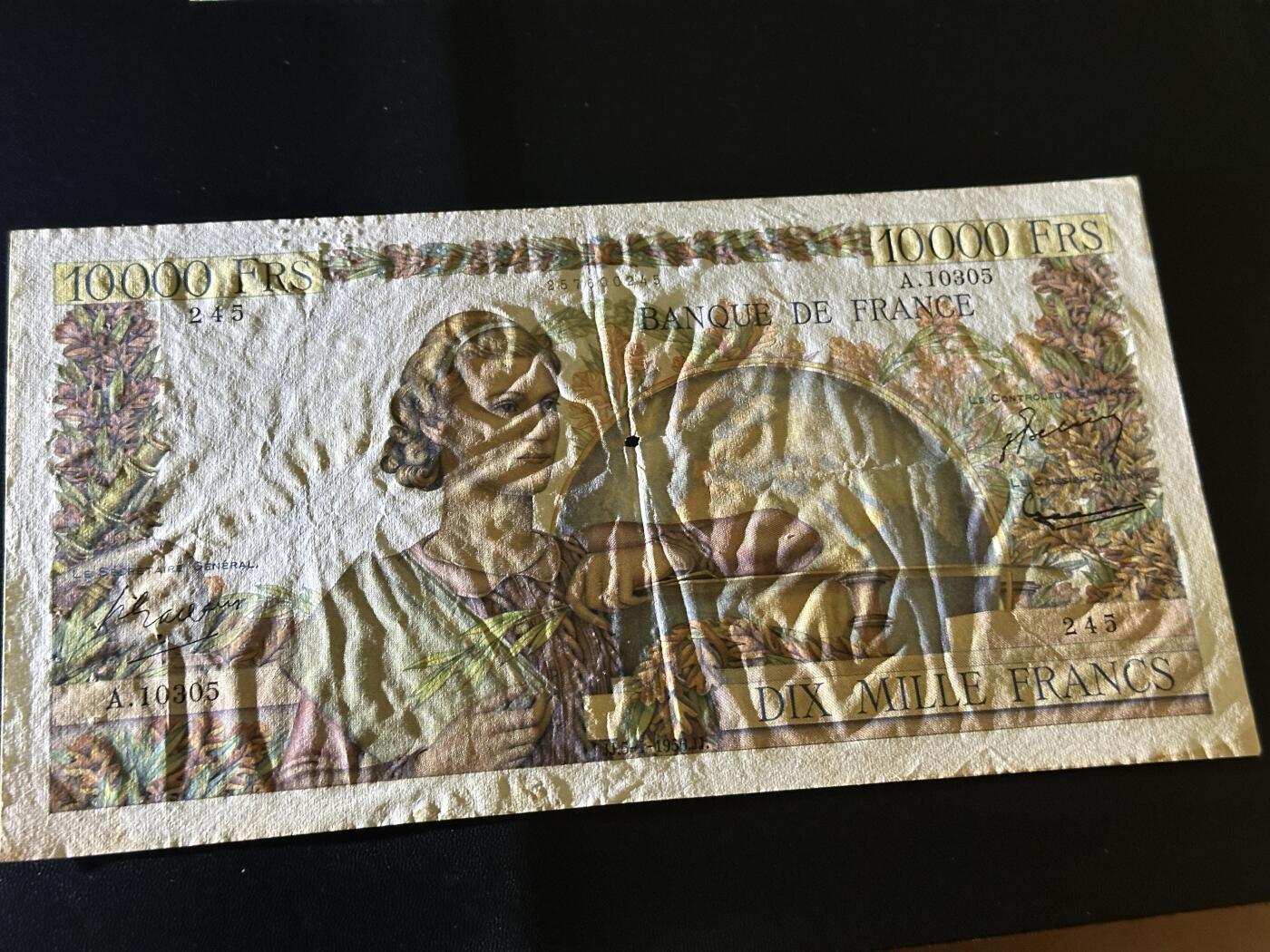 《外钞收藏家》第五百七十三期（精品场）（本平台长期征集拍品、欢迎藏友们联系合作） 1955年法国1万法郎 非全新 品相如图 有个洞