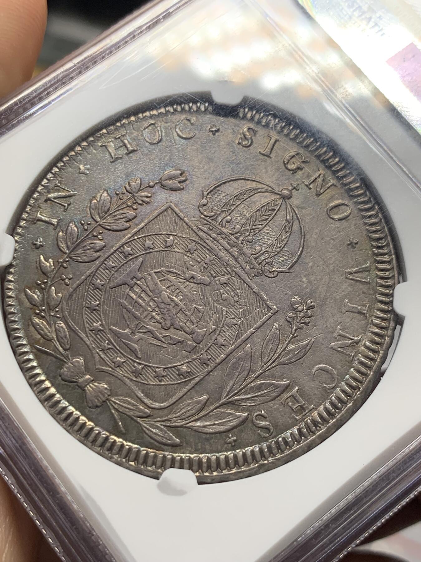 《竞宝斋》第425场 周日，周一  2场连拍 （全场包邮） NGC AU58 巴西1823皇冠地球960R银币（signo)，少见品种，底板和包浆好。