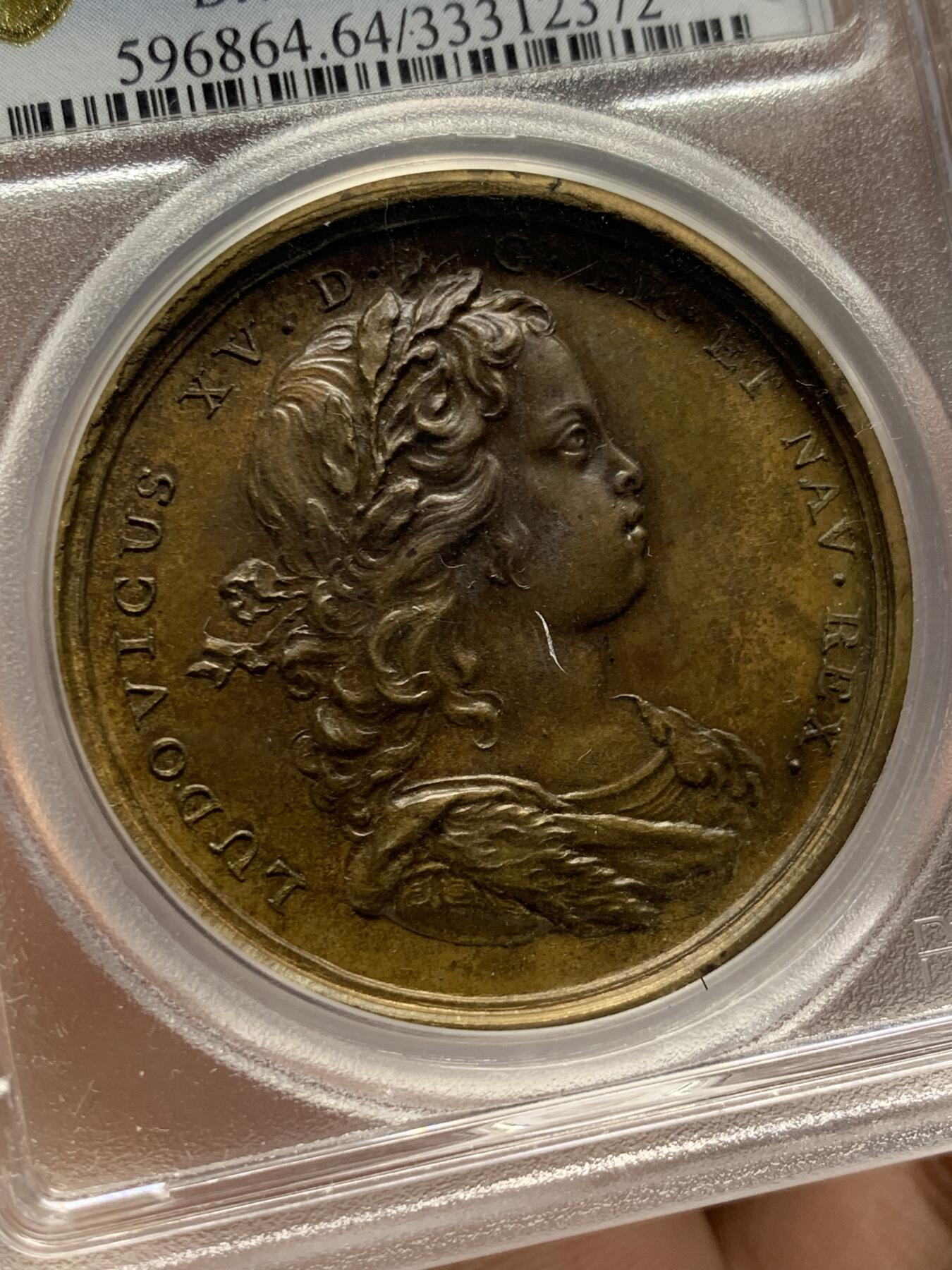 《竞宝斋》第425场 周日，周一  2场连拍 （全场包邮） PCGS MS64BN 唯一冠军分 1719年 法国 路易十五攻占富恩特拉比亚大铜章，难得原铸，无Date标。精美高浮雕，女神及国王头像细节刻画极精细，早期铜章的巅峰水准。加厚P盒，冠军品质。