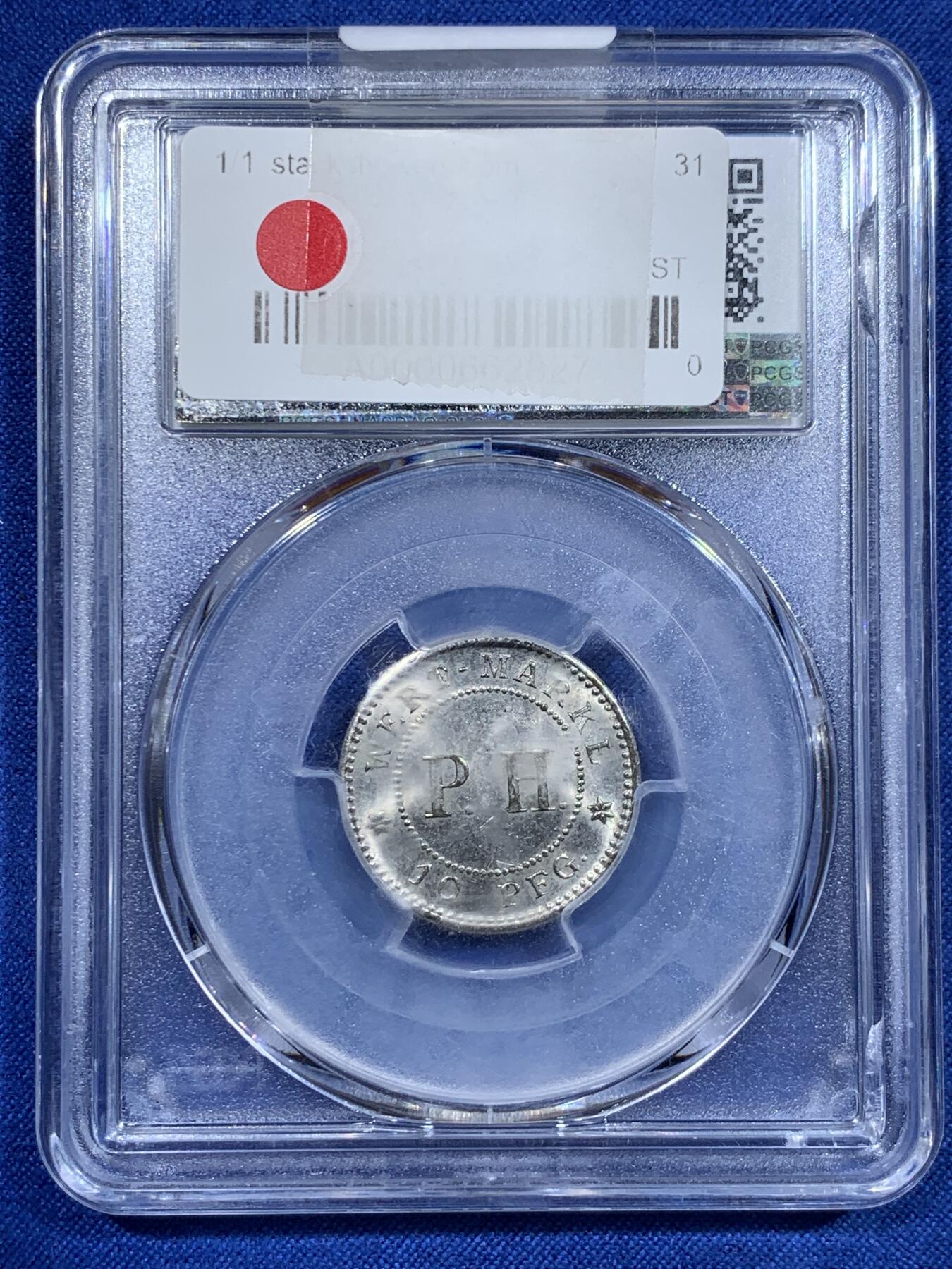 《竞宝斋》第425场 周日，周一  2场连拍 （全场包邮） PCGS MS63 德占青岛1914年10芬尼代用币，冠军分，稀少品种，底板丝滑，状态极佳，一步到位品相，被pcgs官网作为该品种的广告币之一。细节见图，盒子背面支撑有磕。