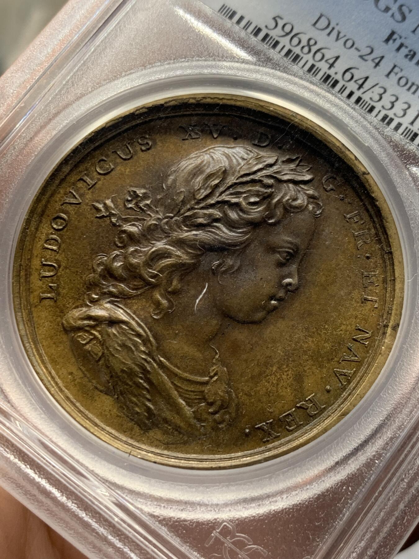 《竞宝斋》第425场 周日，周一  2场连拍 （全场包邮） PCGS MS64BN 唯一冠军分 1719年 法国 路易十五攻占富恩特拉比亚大铜章，难得原铸，无Date标。精美高浮雕，女神及国王头像细节刻画极精细，早期铜章的巅峰水准。加厚P盒，冠军品质。