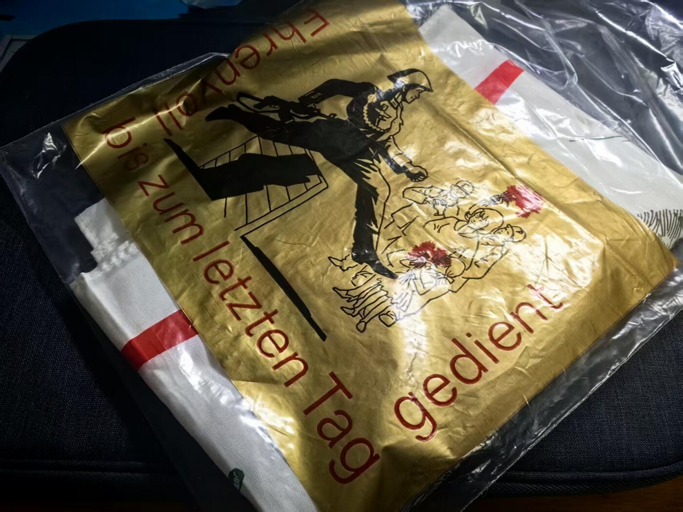 罗岚⭐爱藏⭐精品国庆假期专拍-分享拍场赚佣金 民主的德國人民軍「光榮退休」禮品絲巾套裝 帶原包裝 詳細看簡介