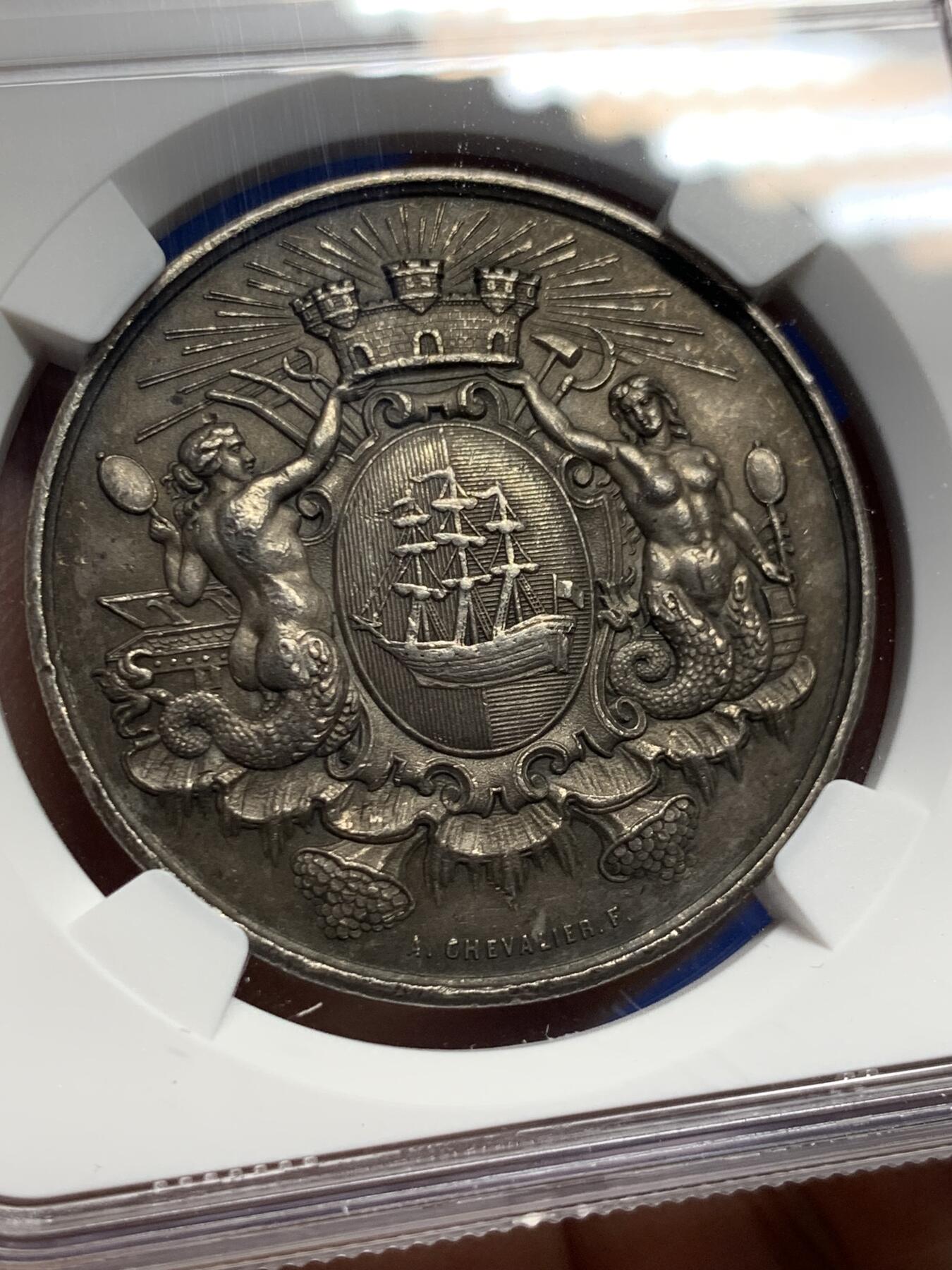 《竞宝斋》第425场 周日，周一  2场连拍 （全场包邮） NGC MS62 法国双美人鱼银章 大热款 图案寓意：正面双美人鱼、帆船、城堡，呼应迪耶普“港口城市”属性（海洋元素+城市徽章）