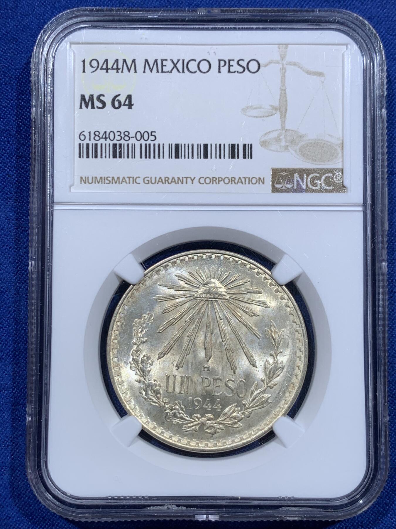 《竞宝斋》第425场 周日，周一  2场连拍 （全场包邮） 两枚一组 NGC MS64 墨西哥鹰洋1比索银币 1944年+1945年，相邻年份远光原卷鹰洋一对。近期银价大涨！拿来投资也相当不错