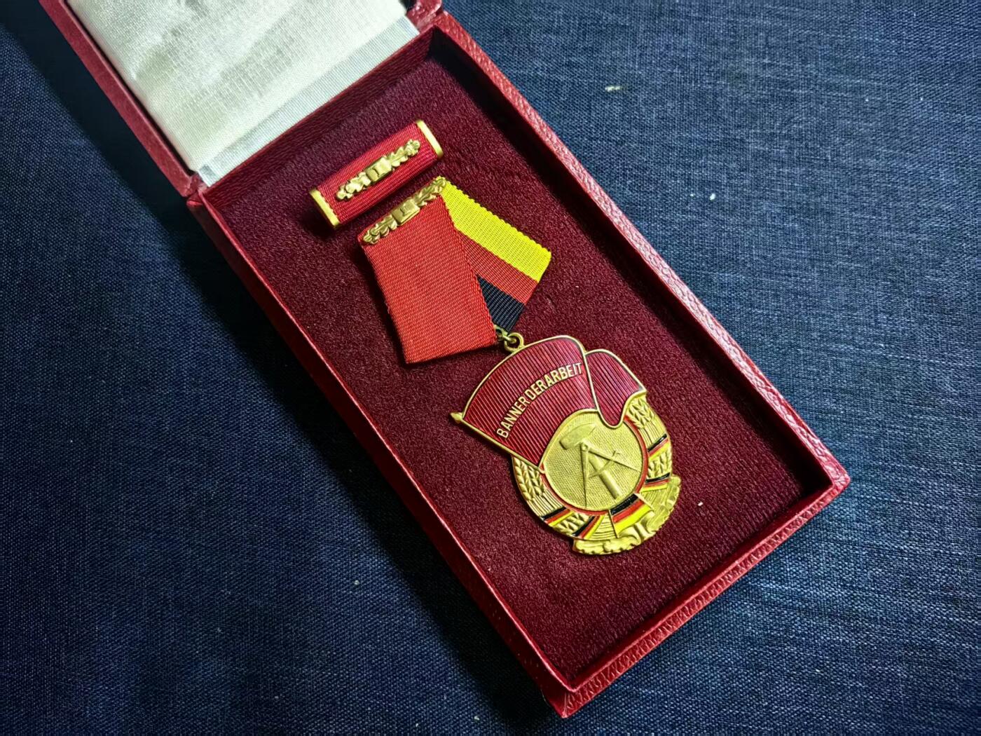 罗岚⭐爱藏⭐精品国庆假期专拍-分享拍场赚佣金 民主德国一级劳动红旗勋章 早期提手挂版本带盒略