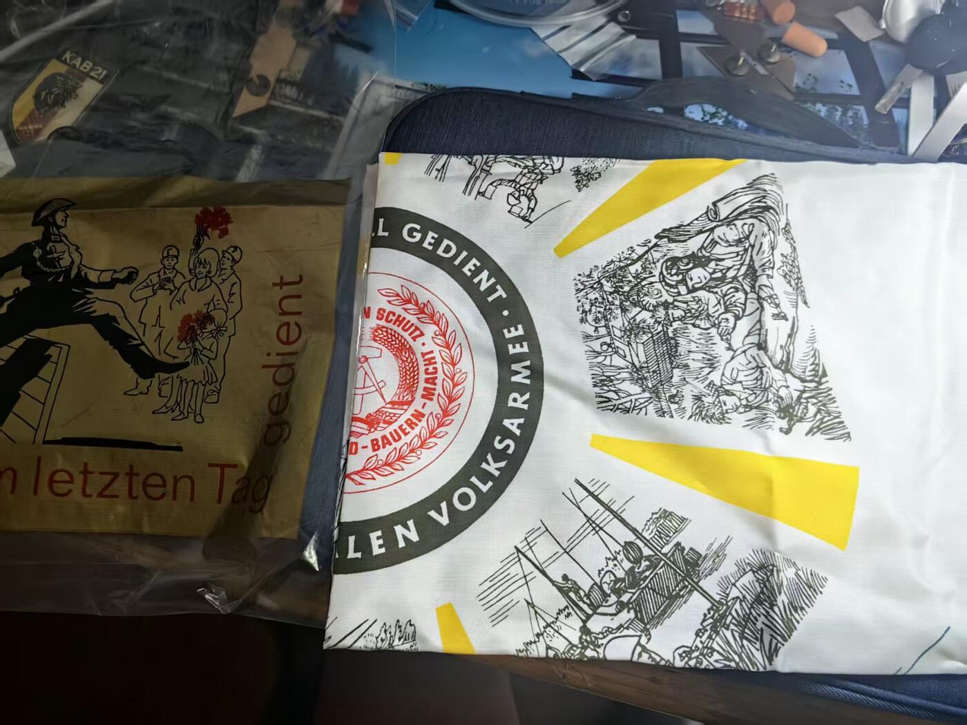罗岚⭐爱藏⭐精品国庆假期专拍-分享拍场赚佣金 民主的德國人民軍「光榮退休」禮品絲巾套裝 帶原包裝 詳細看簡介