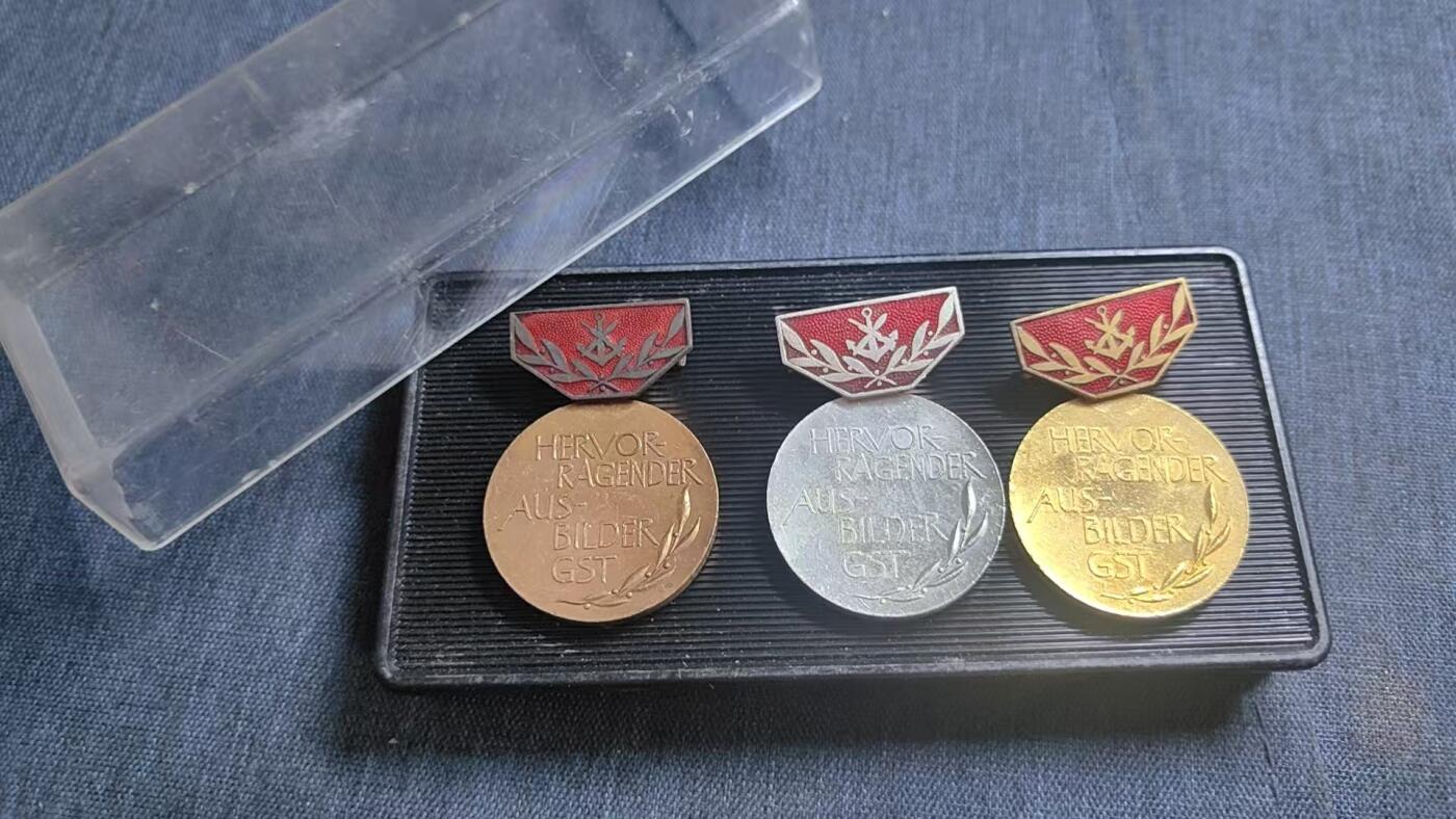 罗岚⭐爱藏⭐精品国庆假期专拍-分享拍场赚佣金 民主德国青年军事组织（准军事组织，类似冲锋队） 铜、银、金级优秀青年学员奖章一套 珐琅版带盒