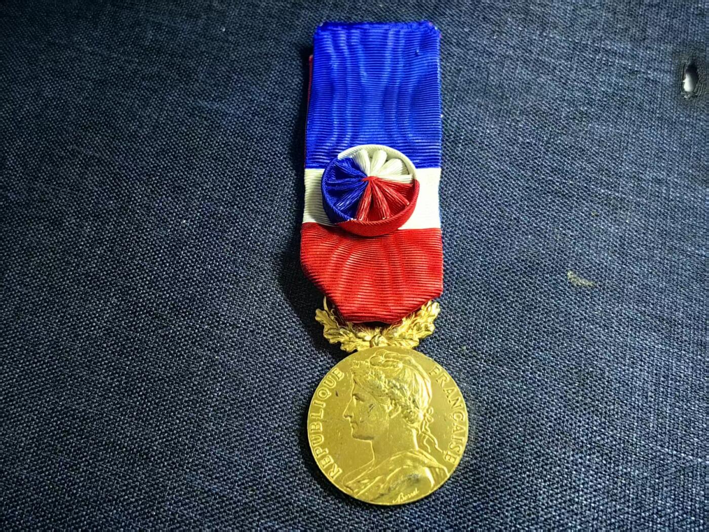 罗岚⭐爱藏⭐精品国庆假期专拍-分享拍场赚佣金 法兰西共和国金级劳工奖章 实发