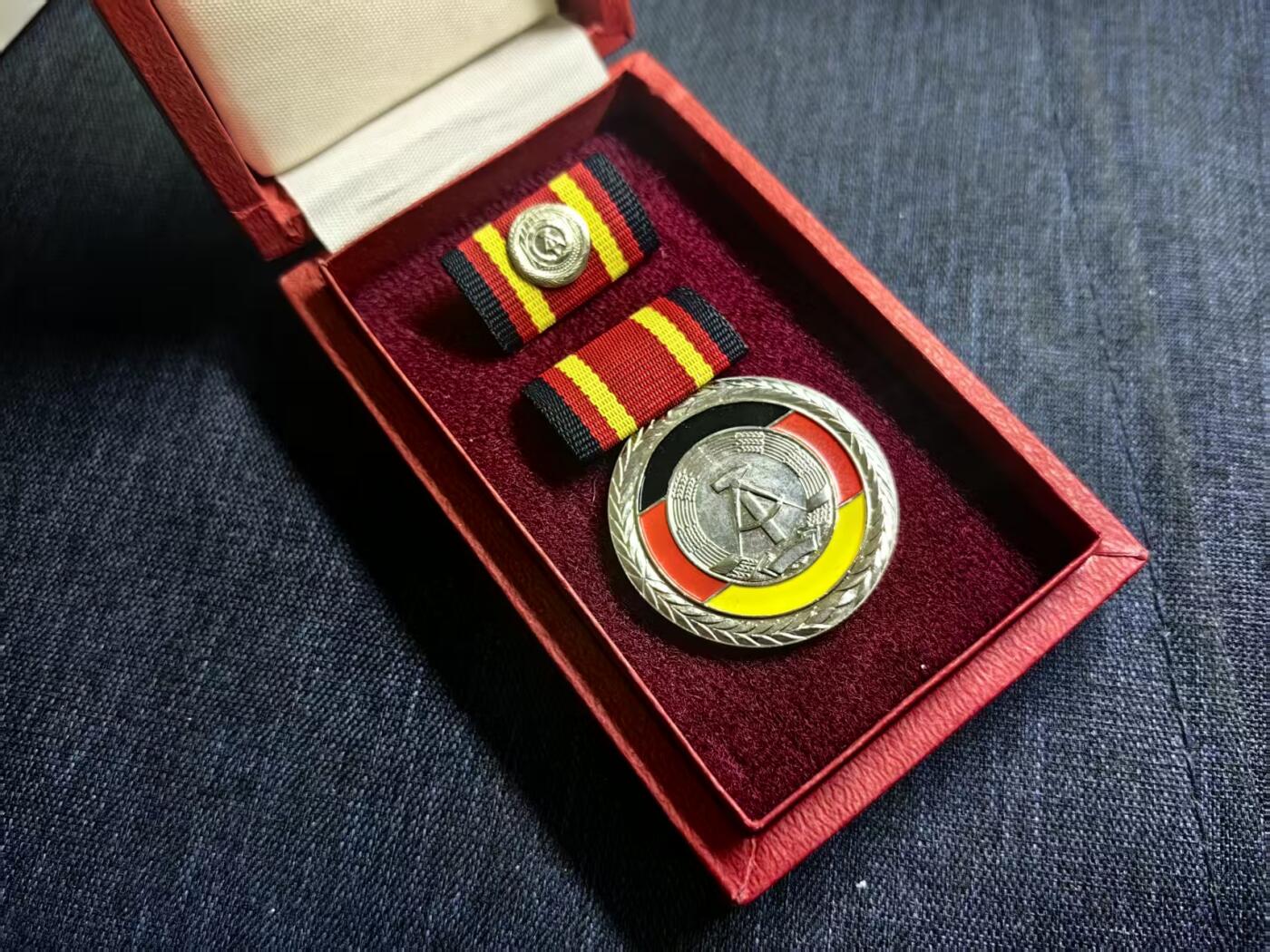 罗岚⭐爱藏⭐精品国庆假期专拍-分享拍场赚佣金 民主德国国家功勋奖章（全德最高级别奖章）一套  极美品