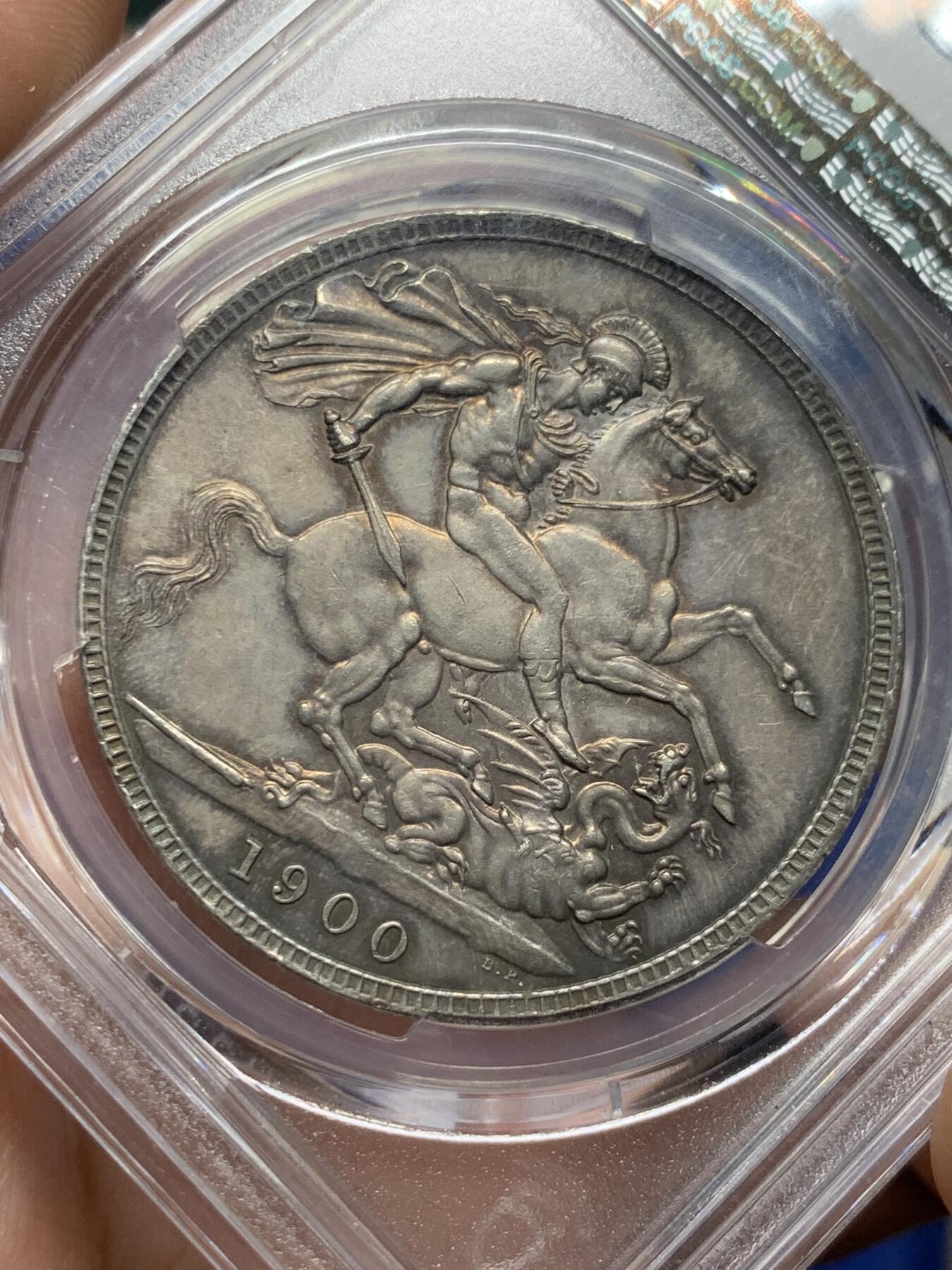《竞宝斋》第426场 周日，周一  2场连拍 （全场包邮） PCGS AU58 英国1900年维多利亚披纱马剑1克朗 双面深彩包浆 收藏佳品