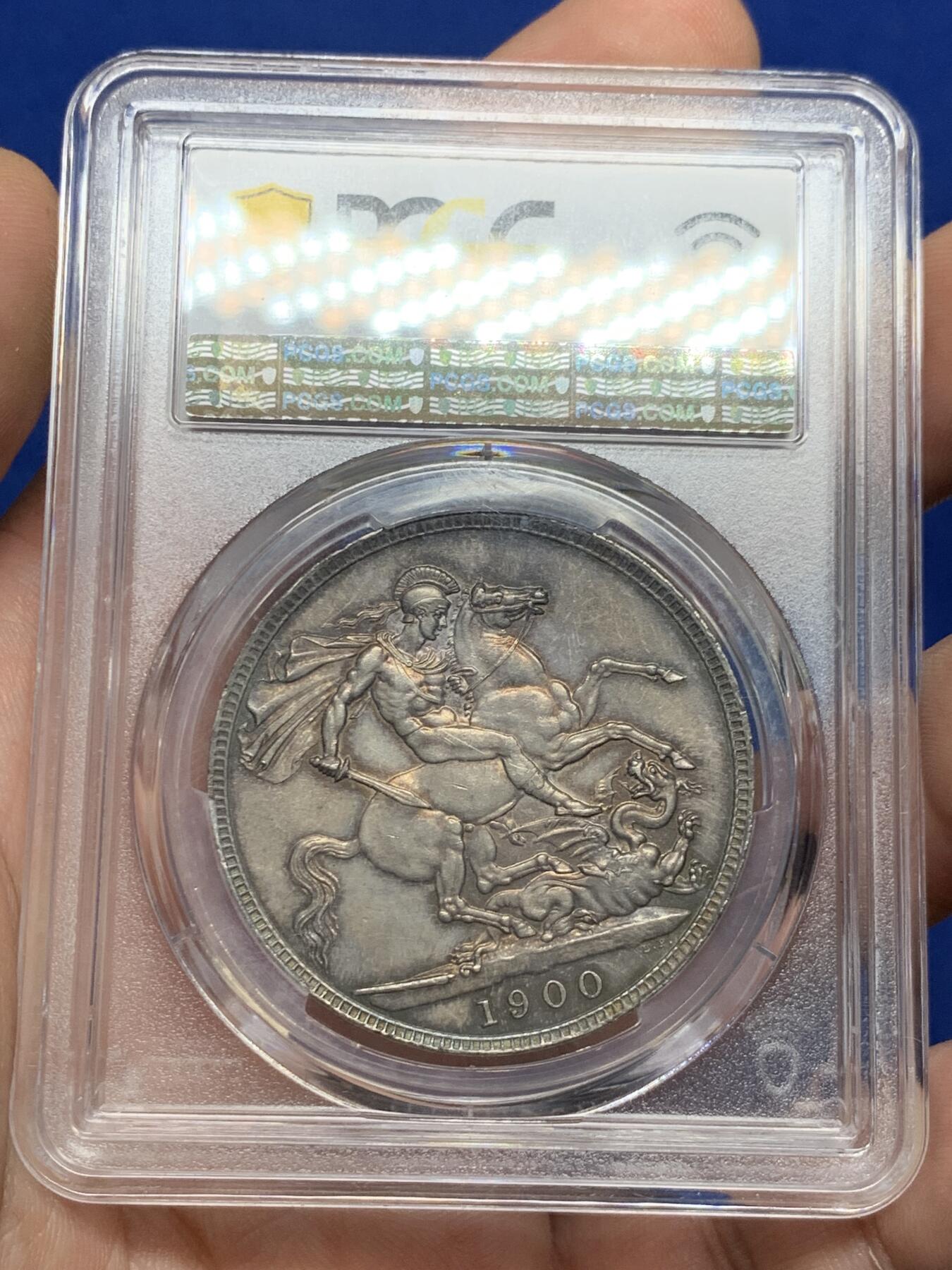 《竞宝斋》第426场 周日，周一  2场连拍 （全场包邮） PCGS AU58 英国1900年维多利亚披纱马剑1克朗 双面深彩包浆 收藏佳品
