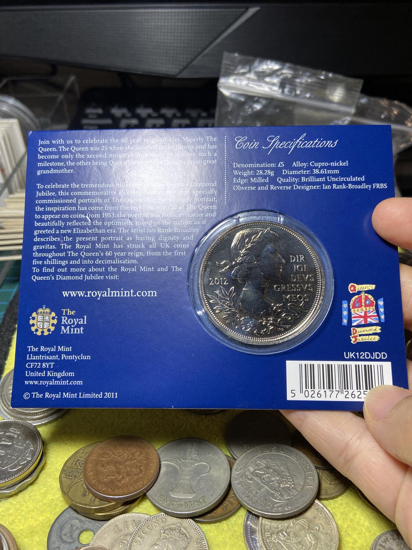 2025年第一百零五场(总第一百三十一场）外国好品散币(免佣金) 少见全新纸卡装克朗型币–英国🇬🇧2012年5英镑(伊丽莎白二世登基60周年钻石禧纪念币)