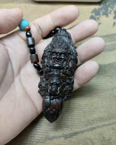 江南站杂项场 - 沉香木手把件