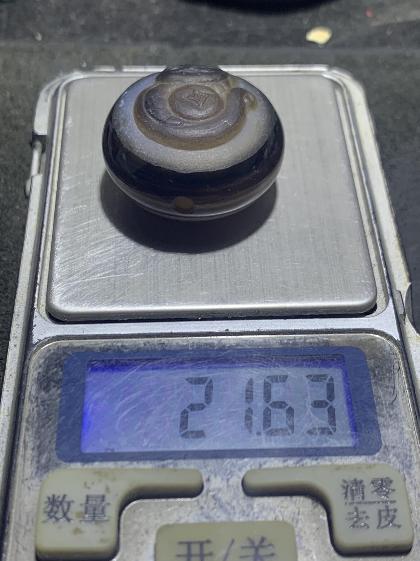 精品药师玛瑙手工雕刻灵蛇钱币板珠（背云）一颗。