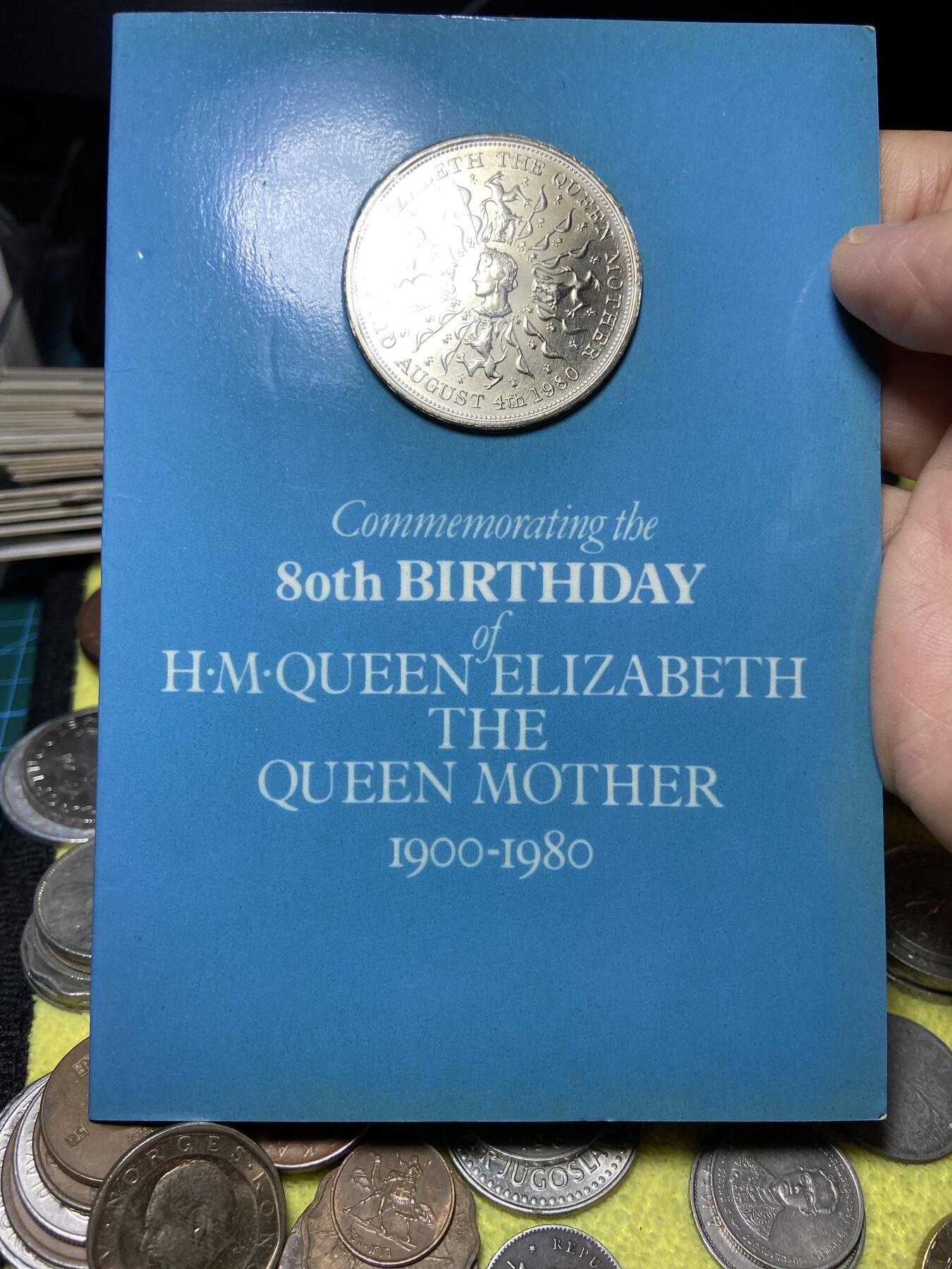 2025年第一百零五场(总第一百三十一场）外国好品散币(免佣金) 原装纸卡装克朗型币–英国🇬🇧1980年5镑(伊丽莎白二世女王母亲80岁寿辰纪念币)