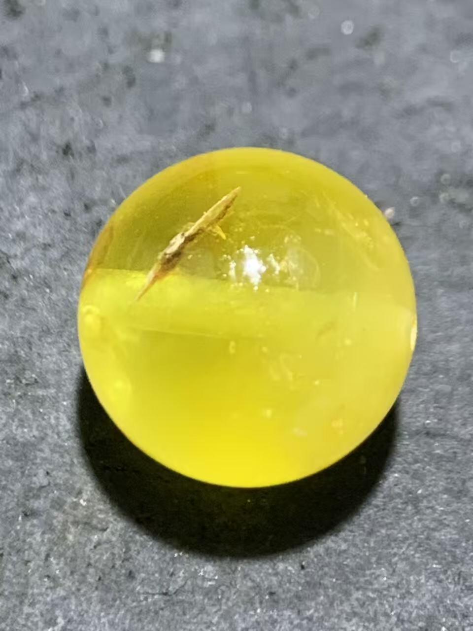 天然俄料原矿蜜蜡通货圆珠一颗，，，