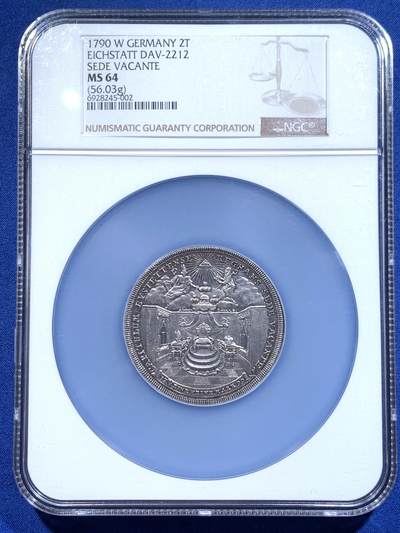 《竞宝斋》第426场 周日，周一  2场连拍 （全场包邮） - NGC MS64 德国1790年艾希施塔特主教辖区教座缺位城市景观2泰勒 加大盒 以纹饰华美著称的大型宗教题材泰勒,直径52mm~原光深打类镜面 高点挺峻 状态极佳~正面为全知之眼与威利博尔德/沃尔普加圣徒兄妹及丝绒华盖下空缺的教座，背面为象征当地15位教会参事的橡树与远眺威利博尔兹堡及周边田野的辽阔景观