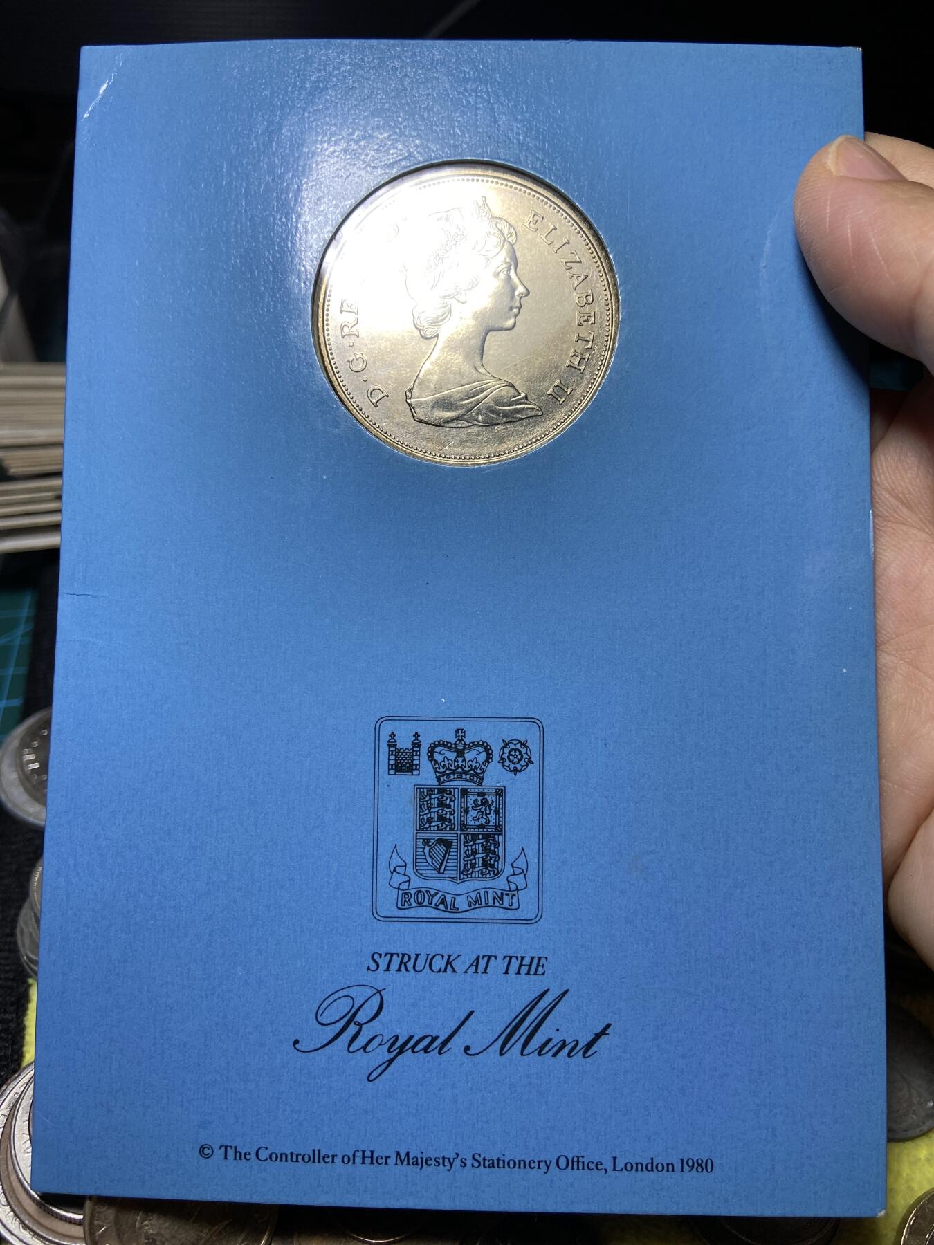 2025年第一百零五场(总第一百三十一场）外国好品散币(免佣金) 原装纸卡装克朗型币–英国🇬🇧1980年5镑(伊丽莎白二世女王母亲80岁寿辰纪念币)