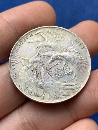 《竞宝斋》第426场 周日，周一  2场连拍 （全场包邮） - 德国1913年莱比锡大会战铜镀银纪念章 重17.2克 直径33mm 正面三鹰战一鹰象征反法联盟的胜利，背面莱比锡建功碑。铜镀银版本少见
