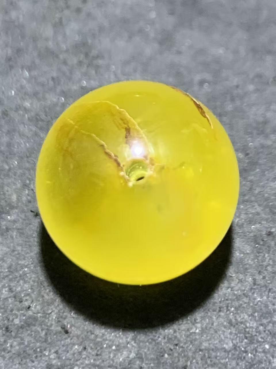 天然俄料原矿蜜蜡通货圆珠一颗，，，