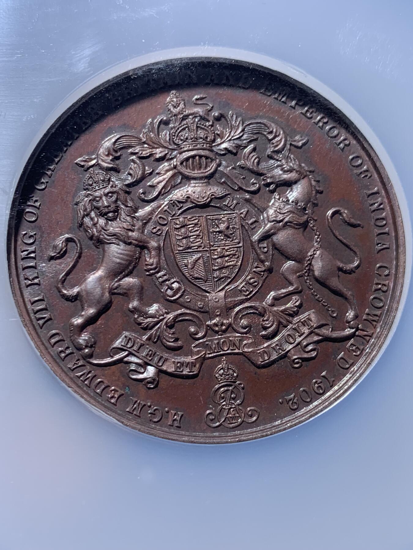 《竞宝斋》第426场 周日，周一  2场连拍 （全场包邮） NGC MS63BN 英国1902年爱德华七世加冕大铜章，少见品种，十分漂亮。标签直径错误，约为50mm，双面高浮雕，加大加厚盒。