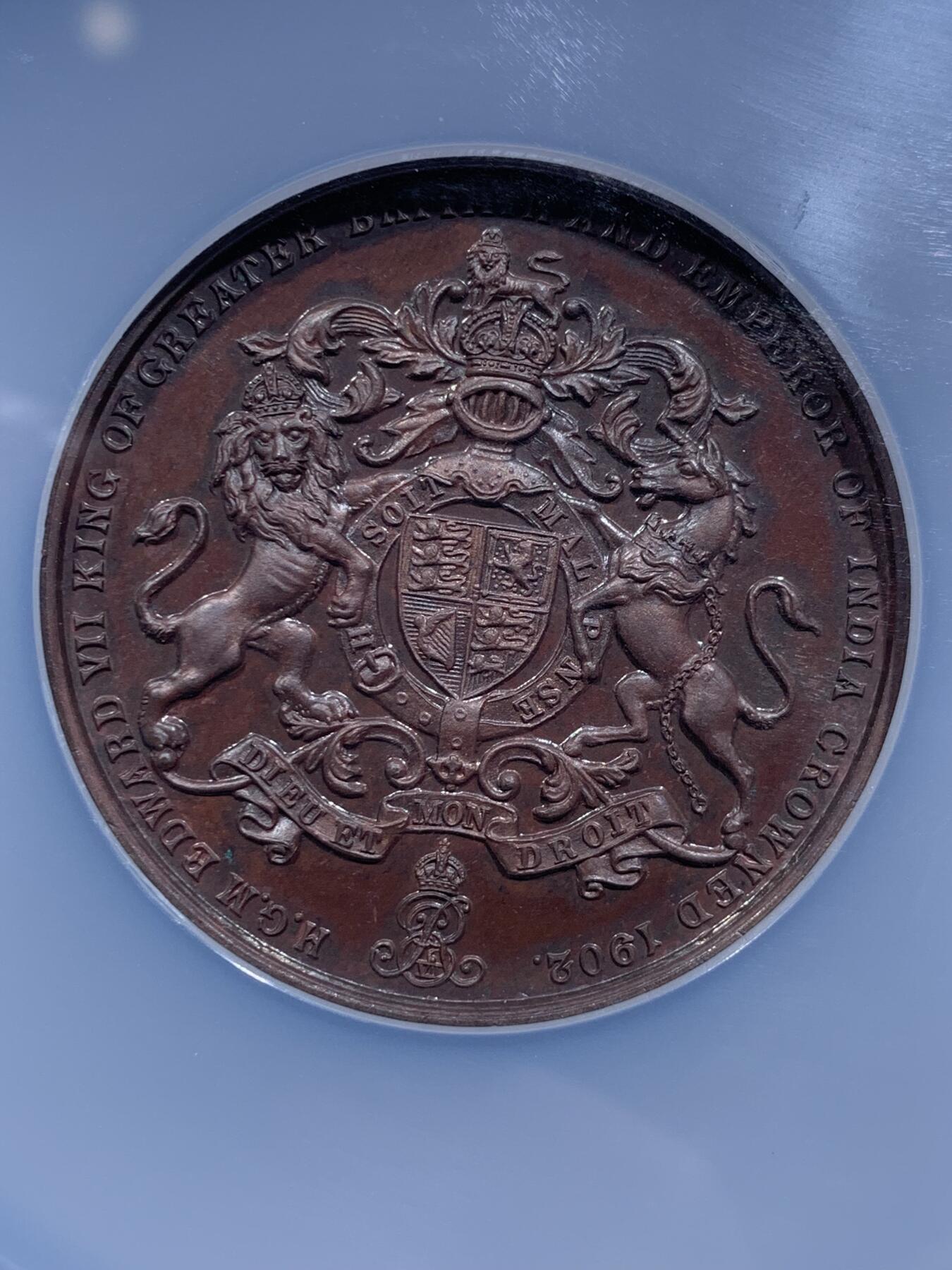 《竞宝斋》第426场 周日，周一  2场连拍 （全场包邮） NGC MS63BN 英国1902年爱德华七世加冕大铜章，少见品种，十分漂亮。标签直径错误，约为50mm，双面高浮雕，加大加厚盒。