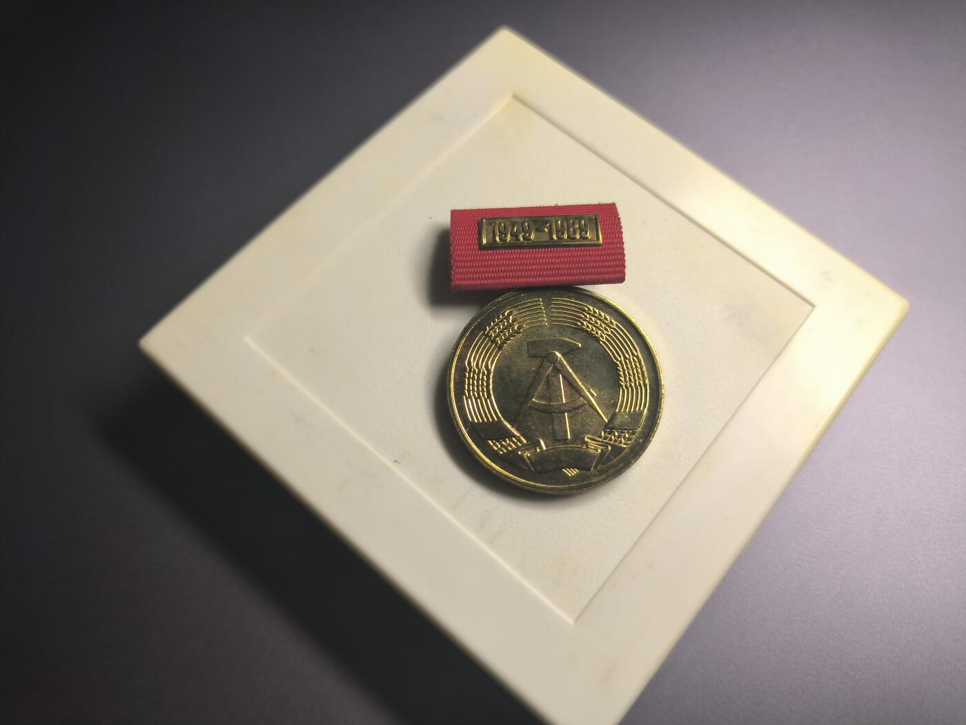 罗岚⭐爱藏⭐精品国庆假期专拍-分享拍场赚佣金 民主德国建国四十周年奖章带原盒 发给公务员 军官等