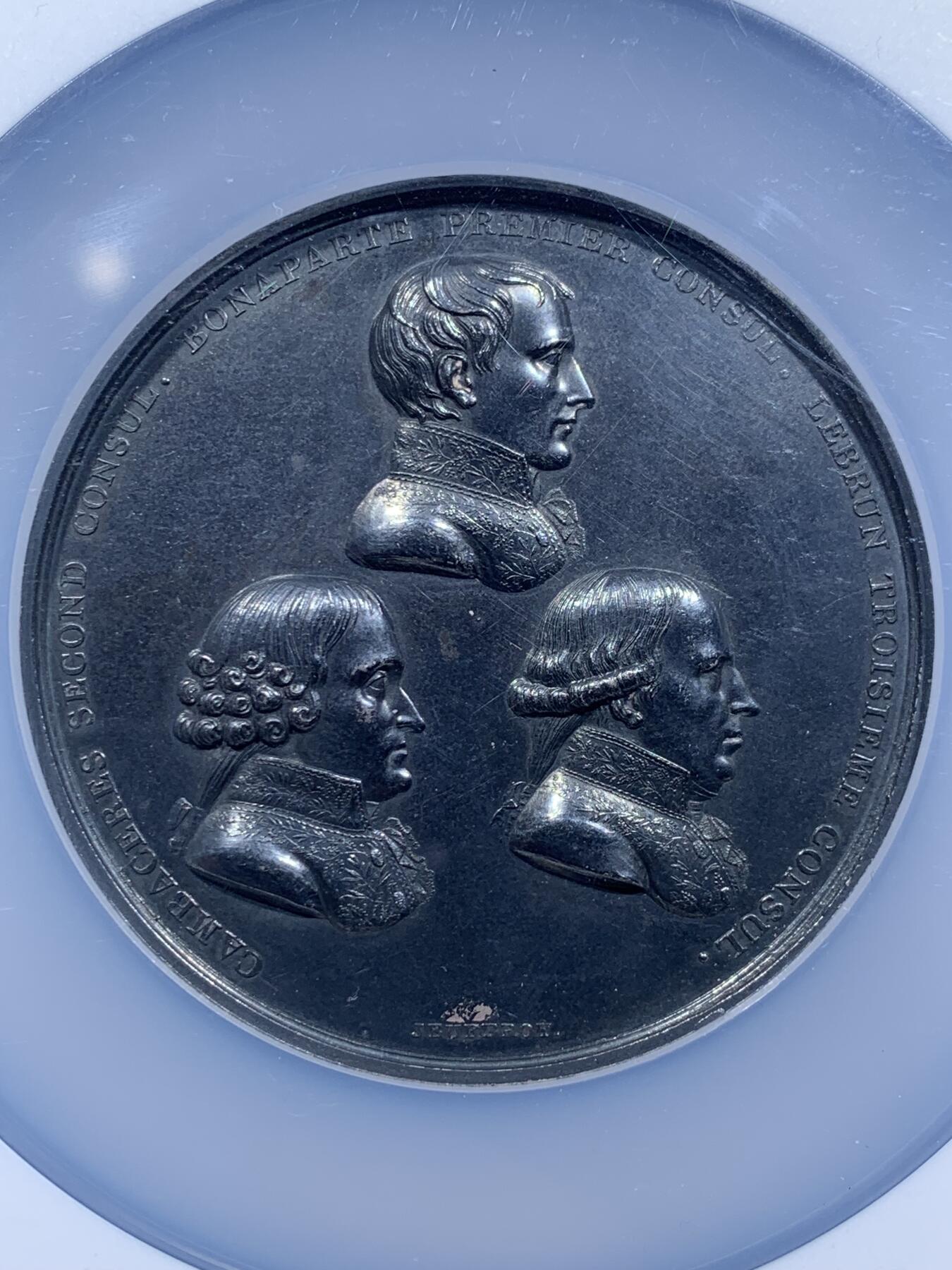 《竞宝斋》第426场 周日，周一  2场连拍 （全场包邮） NGC UNC 法国1802年拿破仑“共和国执政官”银章，68mm，拿皇银章少见。加大加厚盒。22年裸章成交价超过6000了