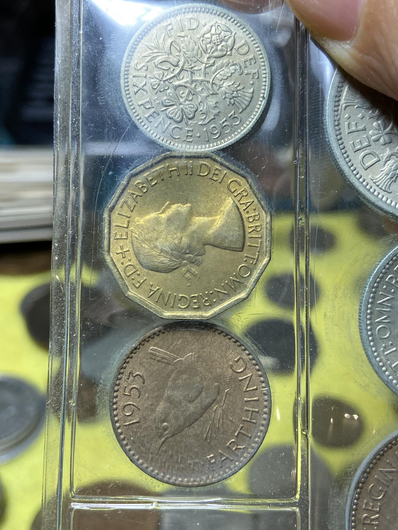 2025年第一百零五场(总第一百三十一场）外国好品散币(免佣金) 原装塑封未流通–英国🇬🇧1953单年份套币9枚:(伊丽莎白二世加冕年，青年桂冠第一版)
