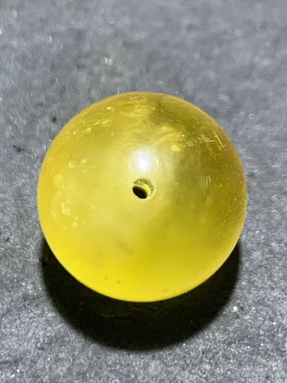 天然俄料原矿蜜蜡通货圆珠一颗，，，