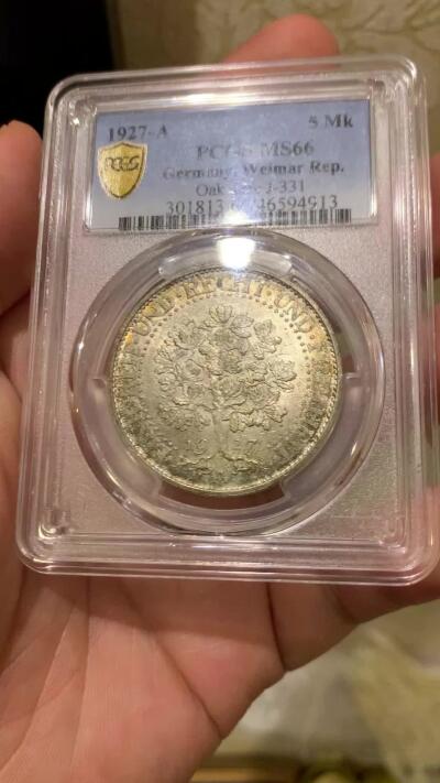 《竞宝斋》第426场 周日，周一  2场连拍 （全场包邮） PCGS MS66 德国魏玛1927A橡树5马克，转光强烈，包浆相当的精美好看 ，在魏玛里面有如此包浆实属不容易，顶级状态。