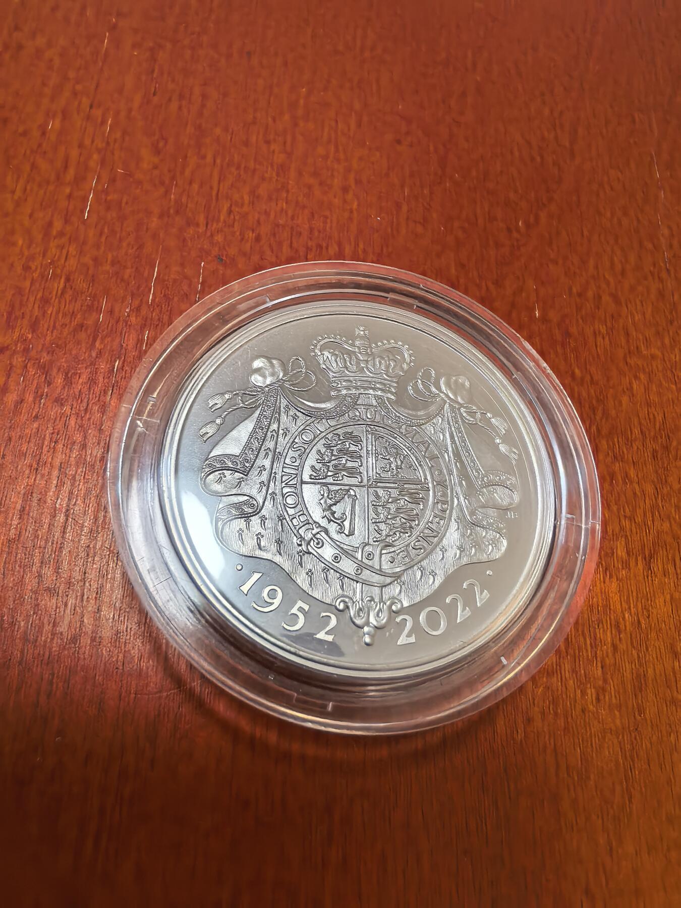 长老汇蛇年精选第五十八场拍卖 2022 英国伊丽莎白二世在位七十周年纪念5英镑精制加厚银币，56.56克925银，盒证全，1952枚