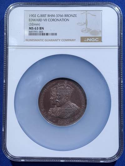 《竞宝斋》第426场 周日，周一  2场连拍 （全场包邮） - NGC MS63BN 英国1902年爱德华七世加冕大铜章，少见品种，十分漂亮。标签直径错误，约为50mm，双面高浮雕，加大加厚盒。