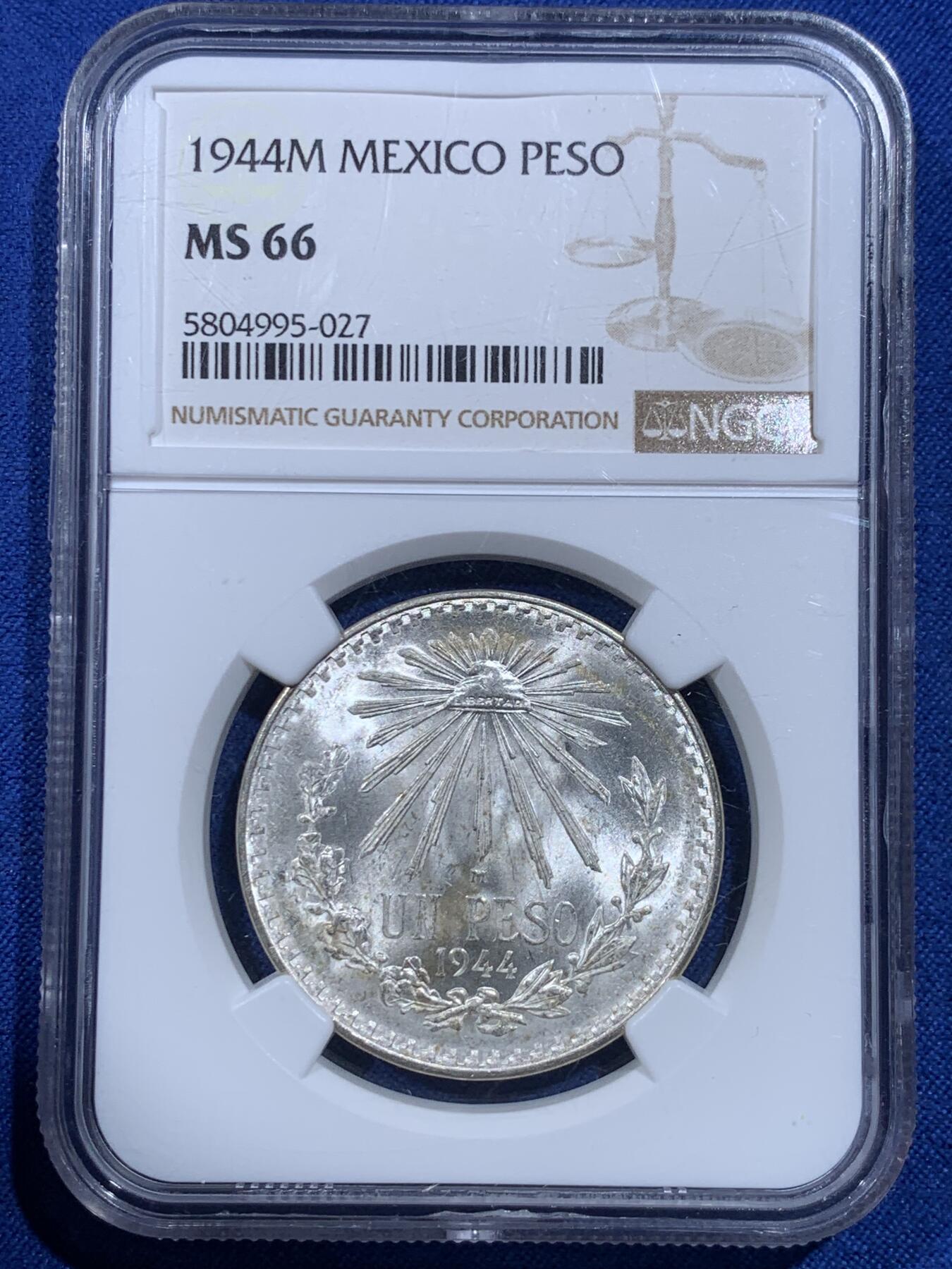 《竞宝斋》第426场 周日，周一  2场连拍 （全场包邮） NGC MS66 墨西哥1944年鹰洋1比索银币，原卷原光带点黄油底光，一步到位的藏品，无需换藏的品相。