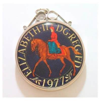 【银】英国1977年女王银婚珐琅彩镀金高浮雕精制带釉银币章吊坠 40MM 37克 - 【银】英国1977年女王银婚珐琅彩镀金高浮雕精制带釉银币章吊坠 40MM 37克