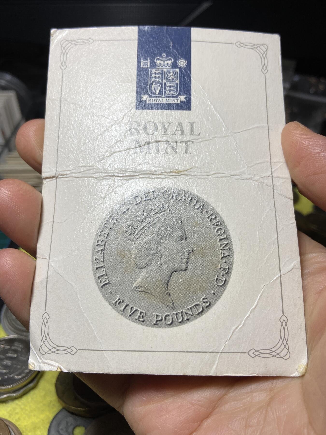 2025年第一百零五场(总第一百三十一场）外国好品散币(免佣金) 全新纸卡装克朗型币–英国🇬🇧1990单年份5英镑(伊丽莎白二世女王母亲90岁寿辰纪念币)