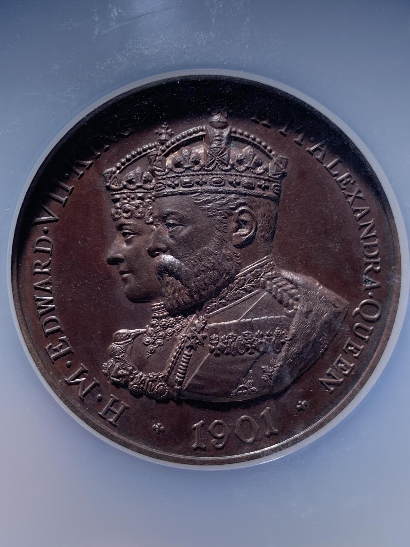 《竞宝斋》第426场 周日，周一  2场连拍 （全场包邮） NGC MS63BN 英国1902年爱德华七世加冕大铜章，少见品种，十分漂亮。标签直径错误，约为50mm，双面高浮雕，加大加厚盒。