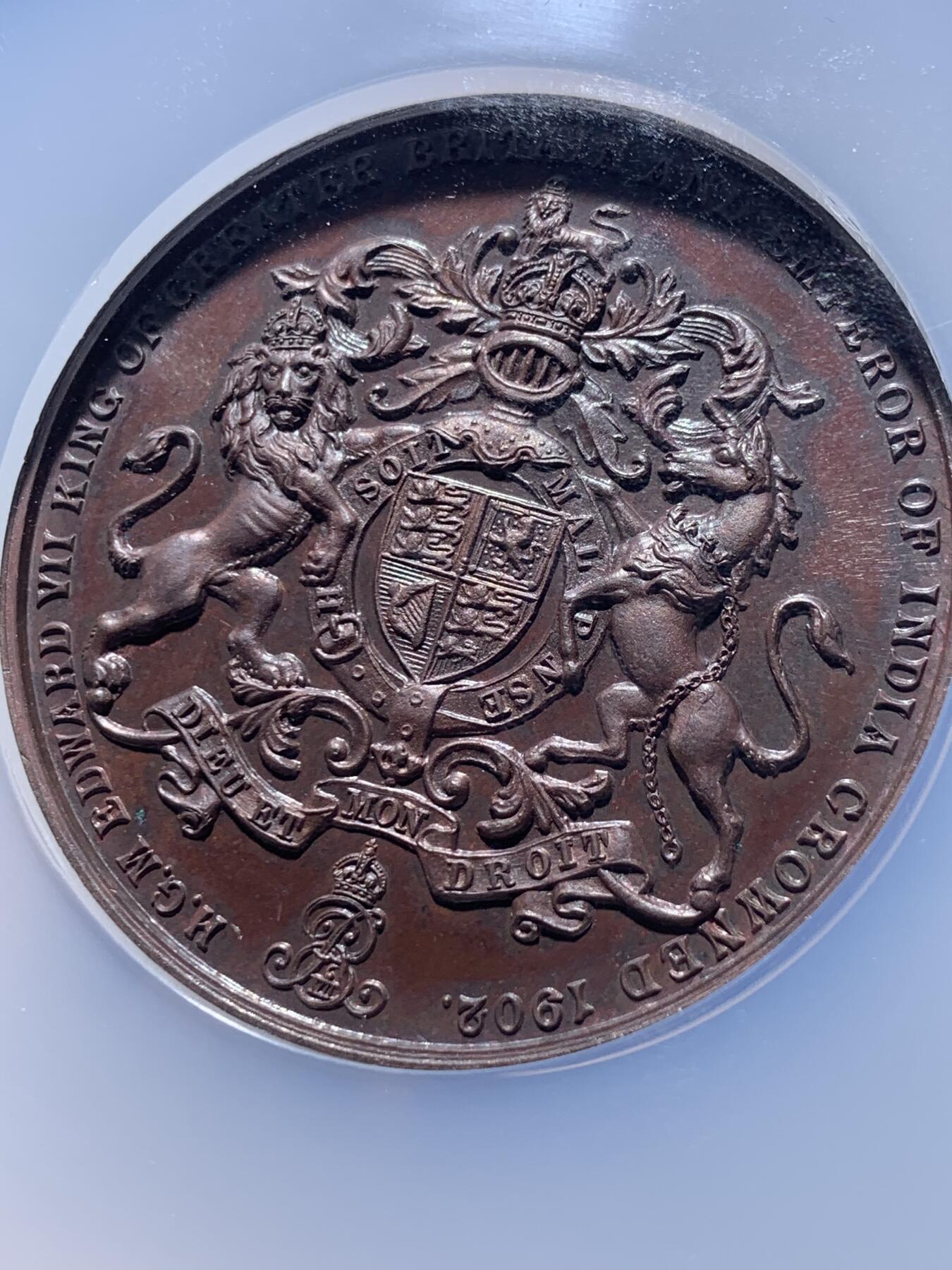 《竞宝斋》第426场 周日，周一  2场连拍 （全场包邮） NGC MS63BN 英国1902年爱德华七世加冕大铜章，少见品种，十分漂亮。标签直径错误，约为50mm，双面高浮雕，加大加厚盒。