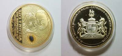 【旋风钱币】10月11日19:00准时开拍 精美欧洲币章 第三帝国货币等 全场包邮！ - 两枚一起 英国2010年 威廉王子与凯特订婚带宝石精制大镀金章 40mm + 日本2006年生肖狗双色镀银章 23MM