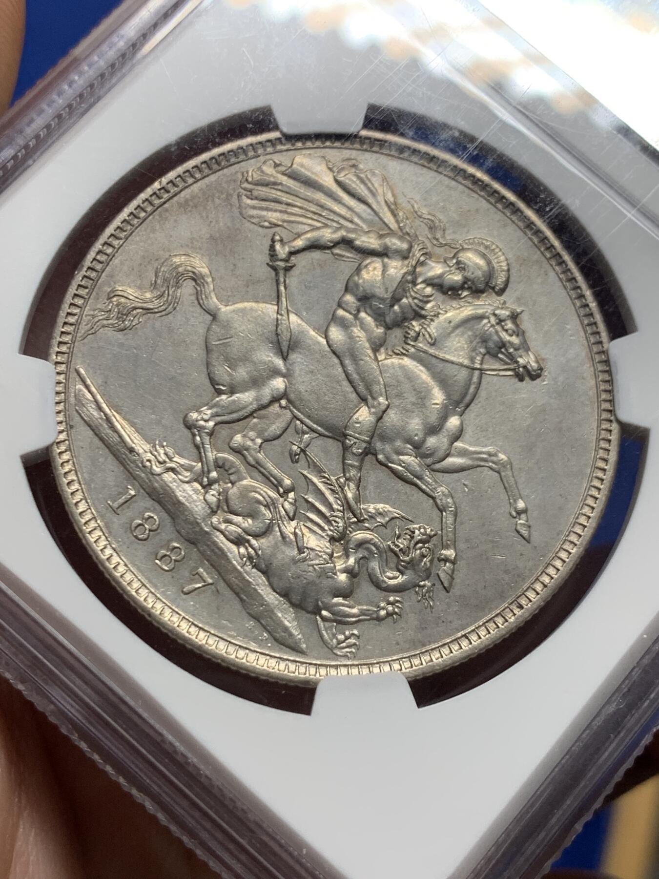 《竞宝斋》第426场 周日，周一  2场连拍 （全场包邮） NGC UNC 英国1887年维多利亚高冠马剑大银币 状态不错 细节见图